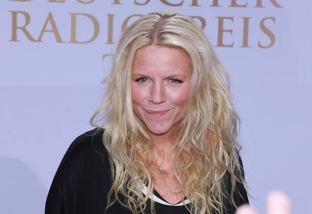 Charlotte Karlinder u Begleitung Deutscher Radiopreis Zum sechsten Mal wurde heute der Deutsche Radiopreis verliehen. In der Show am Abend im Hamburger Hafen Schuppen 52, Australiastraße 52 B, traten Stars wie die Band a-ha sowie die Sänger Olly Murs, George Ezra, Kwabs, Rea Garvey und Sarah Connor auf. In elf Kategorien gingen insgesamt 33 Nominierte ins Rennen. Hamburg 03 0 2015