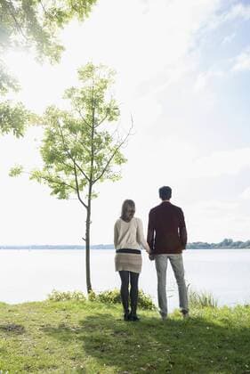 Couple holding hands lake shore romantic mit_2002_06206