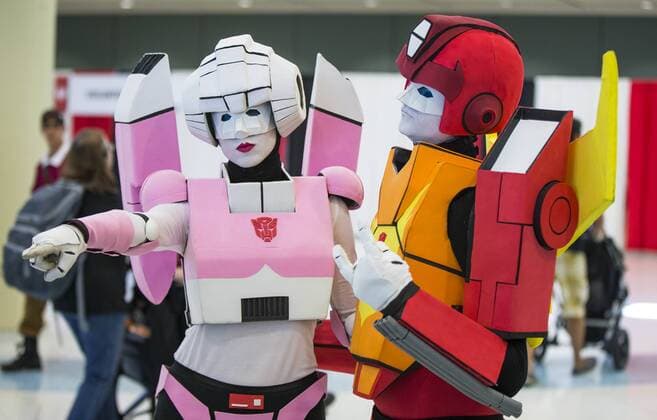 (150905) -- TORONTO, - Cosplayers pose for photos during the 2015 Fan Expo Canada event at the Metro Toronto Convention Center in Toronto Sept. 4, 2015. The four-day 2015 Fan Expo Canada event, opened on Sept. 3, is one of the largest events of its kind in North America. ) CANADA-TORONTO-FAN EXPO CANADA ZouxZheng 