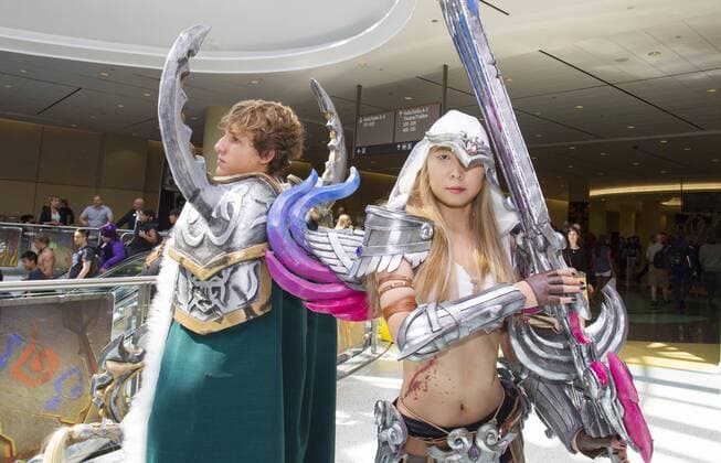 (150905) -- TORONTO, -Cosplayers pose during the 2015 Fan Expo Canada event at the Metro Toronto Convention Center in Toronto Sept. 4, 2015. The four-day 2015 Fan Expo Canada event, opened on Sept. 3, is one of the largest events of its kind in North America. ) CANADA-TORONTO-FAN EXPO CANADA ZouxZheng 