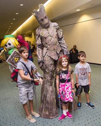 (150905) -- TORONTO, - Children pose with a cosplayer during the 2015 Fan Expo Canada event at the Metro Toronto Convention Center in Toronto Sept. 4, 2015. The four-day 2015 Fan Expo Canada event, opened on Sept. 3, is one of the largest events of its kind in North America. ) CANADA-TORONTO-FAN EXPO CANADA ZouxZheng 
