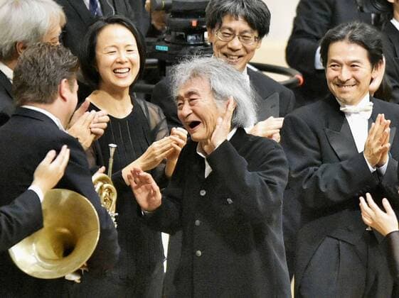 Seiji Ozawa returns to conducting Seiji Ozawa greets members of the orchestra after a performance of Beethoven s Symphony No. 2 at the Seiji Ozawa Matsumoto Festival held in Matsumoto, Japan on Sept. 6, 2015. The audience of around 2,000 applauded the 30-minute long performance, which was Ozawa s first since suffering a broken hip in August. (Pool photo) 