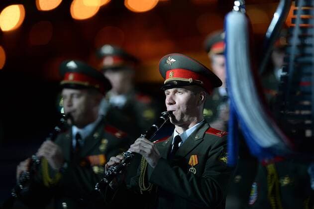 (150907) -- MOSCOW, Sept. 7, 2015 -- Russia s band of the headquarters of Southern military district perform during the Spasskaya Tower International Military Music Festival in Moscow, Russia, on Sept. 7, 2015. Combined orchestra of all participants perform during the 8th International Military Music Festival Spasskaya Tower held here on Monday. ) RUSSIA-MOSCOW-MILITARY-BAND-FESTIVAL PavelxBednyakov 