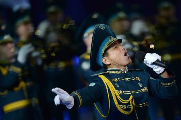 (150907) -- MOSCOW, Sept. 7, 2015 -- Kazakhstan s guard of honor and the presidential regiment Aibyn band perform during the Spasskaya Tower International Military Music Festival in Moscow, Russia, on Sept. 7, 2015. Combined orchestra of all participants perform during the 8th International Military Music Festival Spasskaya Tower held here on Monday. ) RUSSIA-MOSCOW-MILITARY-BAND-FESTIVAL PavelxBednyakov 