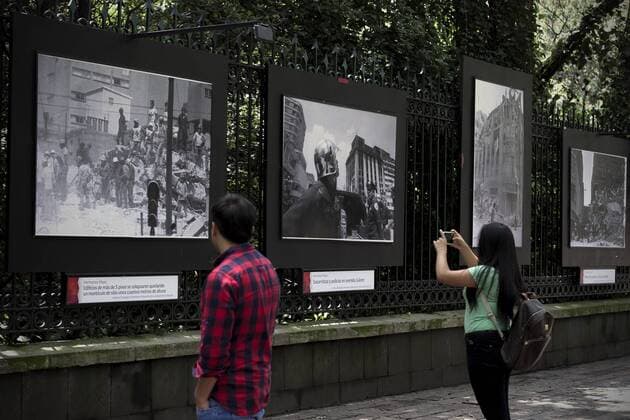 (150908) -- MEXICO CITY, Sept. 7, 2015 -- People watch a photograph exhibition marking the 30th anniversary of the 1985 earthquake in Mexico City, capital of Mexico, on Sept. 7, 2015. Mexico City suffered a major quake on Sept. 19, 1985, when an 8.1-magnitude quake struck, killing as many as 10,000 people. Alejandro Ayala) (da) MEXICO-MEXICO CITY-EARTHQUAKE-ANNIVERSARY e AlejandroxAyala 