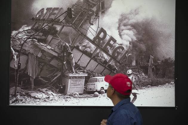 (150908) -- MEXICO CITY, Sept. 7, 2015 -- A man watches a photograph exhibition marking the 30th anniversary of the 1985 earthquake in Mexico City, capital of Mexico, on Sept. 7, 2015. Mexico City suffered a major quake on Sept. 19, 1985, when an 8.1-magnitude quake struck, killing as many as 10,000 people. Alejandro Ayala) (da) MEXICO-MEXICO CITY-EARTHQUAKE-ANNIVERSARY e AlejandroxAyala 