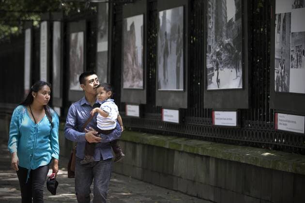 (150908) -- MEXICO CITY, Sept. 7, 2015 -- People watch a photograph exhibition marking the 30th anniversary of the 1985 earthquake in Mexico City, capital of Mexico, on Sept. 7, 2015. Mexico City suffered a major quake on Sept. 19, 1985, when an 8.1-magnitude quake struck, killing as many as 10,000 people. Alejandro Ayala) (da) MEXICO-MEXICO CITY-EARTHQUAKE-ANNIVERSARY e AlejandroxAyala 