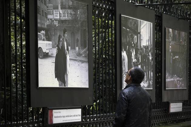 (150908) -- MEXICO CITY, Sept. 7, 2015 -- A man watches a photograph exhibition marking the 30th anniversary of the 1985 earthquake in Mexico City, capital of Mexico, on Sept. 7, 2015. Mexico City suffered a major quake on Sept. 19, 1985, when an 8.1-magnitude quake struck, killing as many as 10,000 people. Alejandro Ayala) (da) MEXICO-MEXICO CITY-EARTHQUAKE-ANNIVERSARY e AlejandroxAyala 