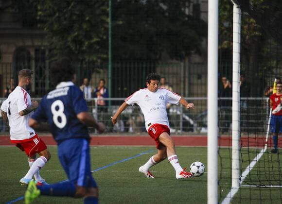 Patrick Bruel - Prominentenfussball mit Spielern aus Entertainment und Politik - Club Varietes vs Parlementaire - 08 09 2015 GwendolineLeGoff Panoramic 