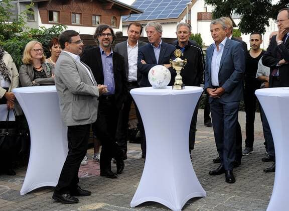 09.09.2015, xfux, Fussball Testspiel, SG Egelsbach Refugees United vs. DFB-Betriebsmannschaft, emspor v.l. Geschaftsfuehrer Stefan Buckendahl (CFEE), Spielbetreuer Georg Rademacher (Crhistliche Flüchtlingshilfe Egelsbach Erzhausen gmbH), Karl-Heinz Charly Koerbel (Leiter Eintracht Frankfurt Fussballschule), DFB Praesident Wolfgang Niersbach (Deutscher Fussball Bund) Fussball Testspiel, SG Egelsbach Refugees United vs. DFB-Betriebsmannschaft