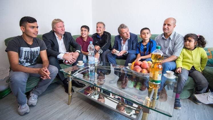 09.09.2015, xfux, Fussball Testspiel, SG Egelsbach Refugees United vs. DFB-Betriebsmannschaft, emspor v.l. Trainer Horst Hrubesch (Deutschland U21), Karl-Heinz Charly Koerbel (Leiter Eintracht Frankfurt Fussballschule), DFB Praesident Wolfgang Niersbach (Deutscher Fussball Bund) zu Besuch in einem Flüchtlingscamp in Egelsbach bei einer syrischen Familie Fussball Testspiel, SG Egelsbach Refugees United vs. DFB-Betriebsmannschaft