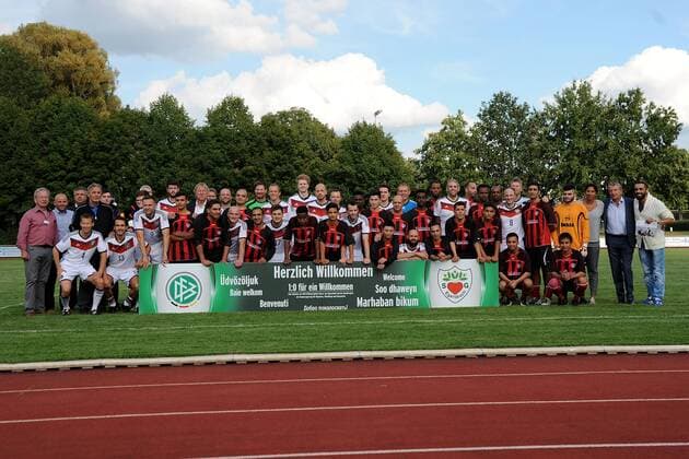 09.09.2015, xfux, Fussball Testspiel, SG Egelsbach Refugees United vs. DFB-Betriebsmannschaft, emspor v.l. Gruppenfoto, Mannschaftsfoto Spieler von der DFB-Betriebsmannschaft und SG Egelsbach Refugees United Fussball Testspiel, SG Egelsbach Refugees United vs. DFB-Betriebsmannschaft