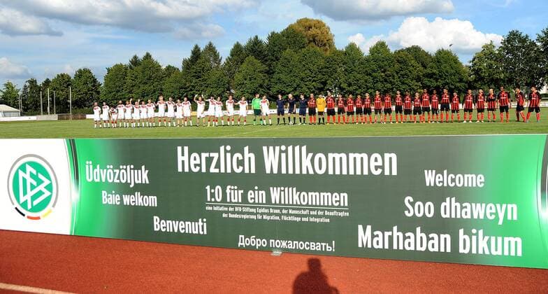 09.09.2015, xfux, Fussball Testspiel, SG Egelsbach Refugees United vs. DFB-Betriebsmannschaft, emspor v.l. Spieler von der DFB-Betriebsmannschaft und SG Egelsbach Refugees United beim einlaufen Fussball Testspiel, SG Egelsbach Refugees United vs. DFB-Betriebsmannschaft