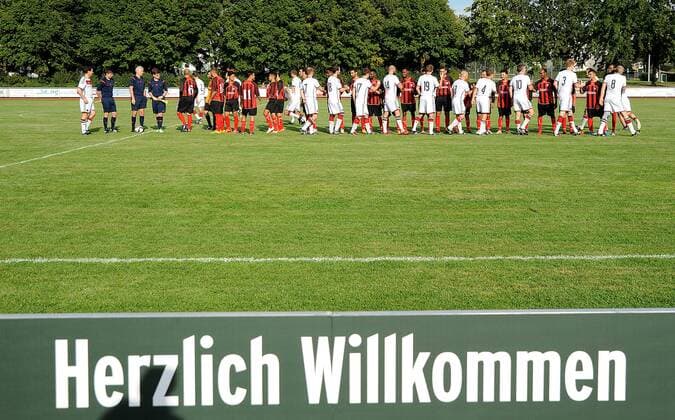 09.09.2015, xfux, Fussball Testspiel, SG Egelsbach Refugees United vs. DFB-Betriebsmannschaft, emspor v.l. Spieler von der DFB-Betriebsmannschaft und SG Egelsbach Refugees United beim einlaufen Fussball Testspiel, SG Egelsbach Refugees United vs. DFB-Betriebsmannschaft