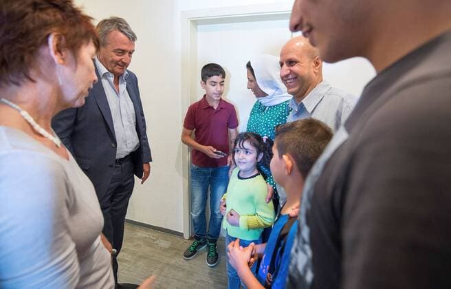 09.09.2015, xfux, Fussball Testspiel, SG Egelsbach Refugees United vs. DFB-Betriebsmannschaft, emspor v.l. DFB Praesident Wolfgang Niersbach (Deutscher Fussball Bund) zu Besuch in einem Flüchtlingscamp in Egelsbach bei einer syrischen Familie Fussball Testspiel, SG Egelsbach Refugees United vs. DFB-Betriebsmannschaft 575209109