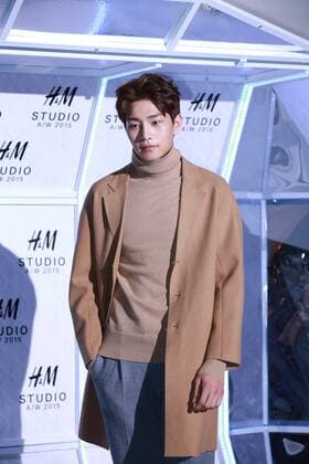 Ye-won Kang and T-ARA Hyo Min attends the H&M FW fashion show red carpet in Seoul, South Korea on 09th September, 2015.(China and South Korea Out)  2015091000215