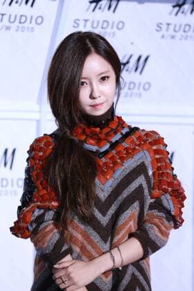 Ye-won Kang and T-ARA Hyo Min attends the H&M FW fashion show red carpet in Seoul, South Korea on 09th September, 2015.(China and South Korea Out)  2015091000222
