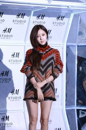 Ye-won Kang and T-ARA Hyo Min attends the H&M FW fashion show red carpet in Seoul, South Korea on 09th September, 2015.(China and South Korea Out)  2015091000224