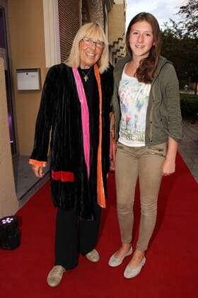 Randi Valerien mit Enkeltochter Jolie, Susanne Wiebe Fashion Art Show in Muenchen am 09.09.2015