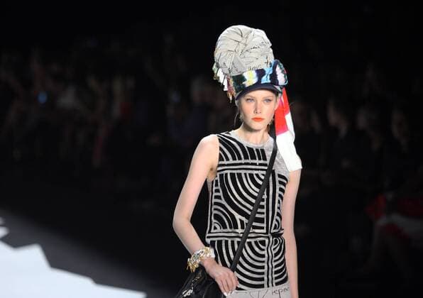 (150910) -- NEW YORK, Sept. 10, 2015 -- A model presents a creation of the Spring Summer 2016 Desigual collection during the New York Fashion Week in New York, the United States, on Sept. 10, 2015. ) U.S.-NEW YORK-NYFW-DESIGUAL WuxXia 