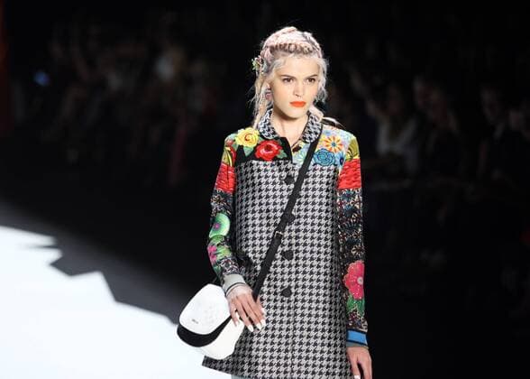 (150910) -- NEW YORK, Sept. 10, 2015 -- A model presents a creation of the Spring Summer 2016 Desigual collection during the New York Fashion Week in New York, the United States, on Sept. 10, 2015. ) U.S.-NEW YORK-NYFW-DESIGUAL WuxXia 