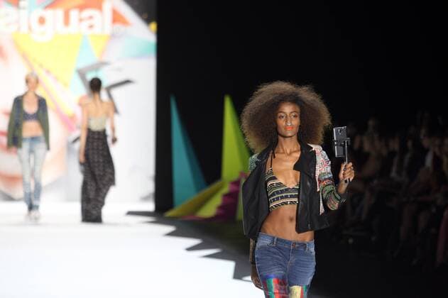 (150910) -- NEW YORK, Sept. 10, 2015 -- A model presents a creation of the Spring Summer 2016 Desigual collection during the New York Fashion Week in New York, the United States, on Sept. 10, 2015. ) U.S.-NEW YORK-NYFW-DESIGUAL WuxXia 