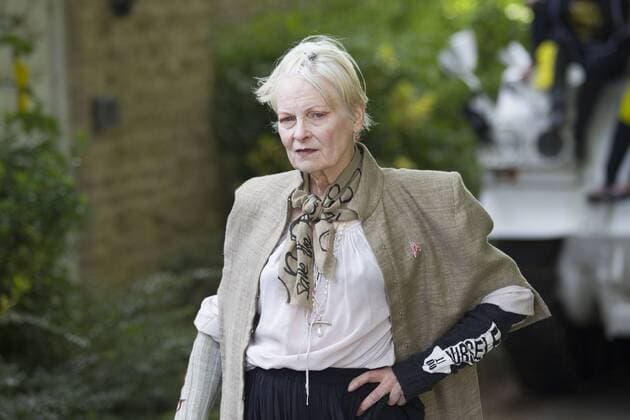 Vivienne Westwood rode a tank to David Cameron s house in Chaddlington, Oxfordshire to protest against fracking. . 11 09 2015. , Select... Vivienne Westwood rides tank to David Cameron s house. Chaddlington.  xi-Imagesx IIM-10994-0016