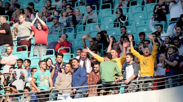 Leipzig 450 Fluechtlinge verfolgen am Freitag das Spiel des Fussball-Zweitligisten RB Leipzig gegen den SC Paderborn. Wie der Verein mitteilte, werden sie von 200 Paten aus den Reihen der RB Fans begleitet. RasenBallsport Leipzig (RB) vs SC Paderborn 07, Fussball, 2.Liga, 11.09.2015, Spieltag 6 Copyright: Modlax Eibner-Pressefoto EP_cma