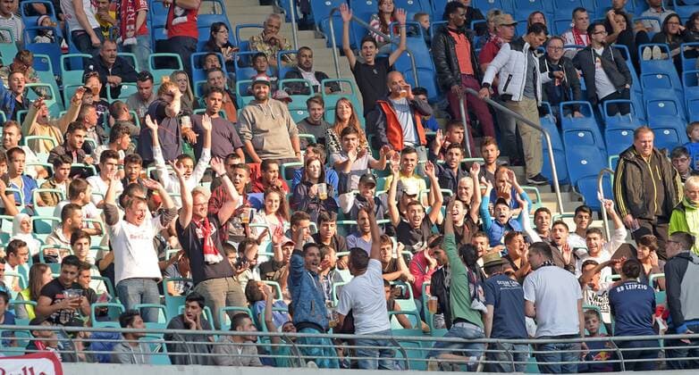 Leipzig 450 Fluechtlinge verfolgen am Freitag das Spiel des Fussball-Zweitligisten RB Leipzig gegen den SC Paderborn. Wie der Verein mitteilte, werden sie von 200 Paten aus den Reihen der RB Fans begleitet. RasenBallsport Leipzig (RB) vs SC Paderborn 07, Fussball, 2.Liga, 11.09.2015, Spieltag 6 Copyright: Modlax Eibner-Pressefoto EP_cma