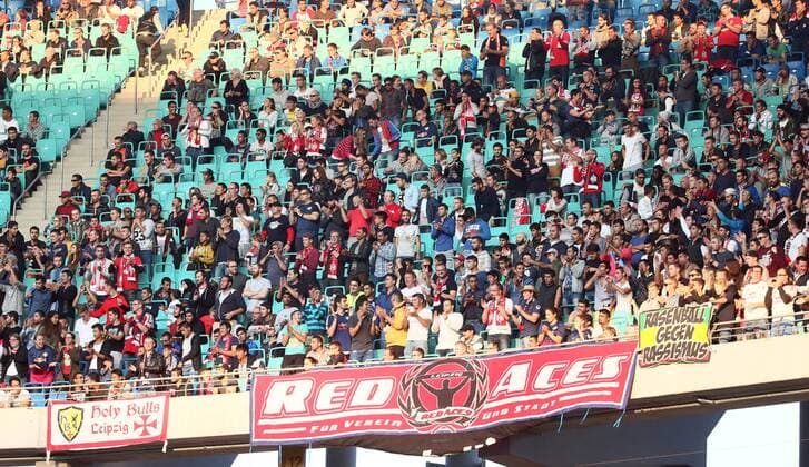 Leipzig, 11.09.2015, Red Bull Arena, Fußball, Herren, 2. Bundesliga, 6. Spieltag. , RB Leipzig vs. SC Paderborn 07 , Fans von RB Leipzig, Refugees im Fanblock stehen auf beim Gesang . ,