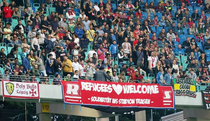 Leipzig, 11.09.2015, Red Bull Arena, Fussball, 2.Bundesliga, 6.Spieltag , Rasenballsport Leipzig vs. SC Paderborn , Im Bild: Rund 600 Flüchtlinge wurden von RB Leipzig ins Stadion eingeladen. ,
