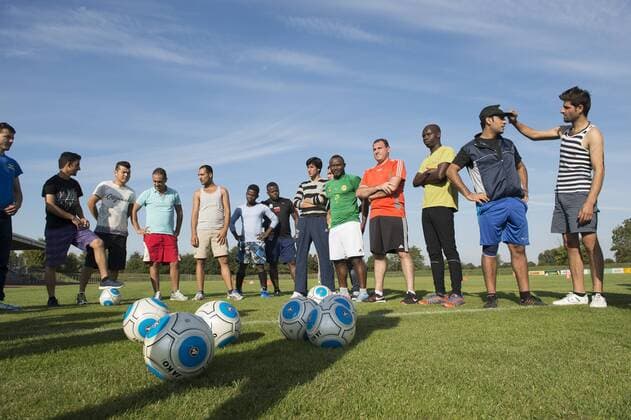 Kronau, DEU, 11.09.2015: Welcome Schnuppertraining fuer Fluechtlinge aus der Gemeinschaftsunterkunft -Bad Schoenborn-Kronau-. Sport verbindet - und das unabhaengig von Herkunft und Sprache, und Fussball ist der Mannschaftssport mit der groessten Integrationskraft ueberhaupt, da er praktisch ueberall auf der Welt gespielt wird. Mit diesen Worte haben die Trainern der Fussballvereine VfR Olympia Kronau, TSV Langenbruecken und TuS Mingolsheim die Fluuechtlinge aus der GU eingeladen auf dem Fussballplatz zu kommen auch mit dem Ziel den Grundstein fuer eine eigene Fluechtlingsmannschaft zu legen.