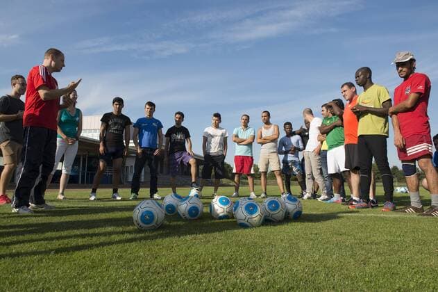 Kronau, DEU, 11.09.2015: Welcome Schnuppertraining fuer Fluechtlinge aus der Gemeinschaftsunterkunft -Bad Schoenborn-Kronau-. Sport verbindet - und das unabhaengig von Herkunft und Sprache, und Fussball ist der Mannschaftssport mit der groessten Integrationskraft ueberhaupt, da er praktisch ueberall auf der Welt gespielt wird. Mit diesen Worte haben die Trainern der Fussballvereine VfR Olympia Kronau, TSV Langenbruecken und TuS Mingolsheim die Fluuechtlinge aus der GU eingeladen auf dem Fussballplatz zu kommen auch mit dem Ziel den Grundstein fuer eine eigene Fluechtlingsmannschaft zu legen.