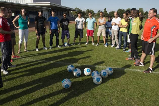Kronau, DEU, 11.09.2015: Welcome Schnuppertraining fuer Fluechtlinge aus der Gemeinschaftsunterkunft -Bad Schoenborn-Kronau-. Sport verbindet - und das unabhaengig von Herkunft und Sprache, und Fussball ist der Mannschaftssport mit der groessten Integrationskraft ueberhaupt, da er praktisch ueberall auf der Welt gespielt wird. Mit diesen Worte haben die Trainern der Fussballvereine VfR Olympia Kronau, TSV Langenbruecken und TuS Mingolsheim die Fluuechtlinge aus der GU eingeladen auf dem Fussballplatz zu kommen auch mit dem Ziel den Grundstein fuer eine eigene Fluechtlingsmannschaft zu legen.