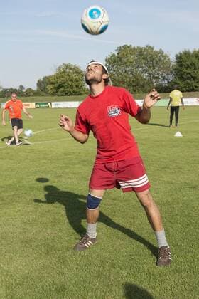 Kronau, DEU, 11.09.2015: Welcome Schnuppertraining fuer Fluechtlinge aus der Gemeinschaftsunterkunft -Bad Schoenborn-Kronau-. Sport verbindet - und das unabhaengig von Herkunft und Sprache, und Fussball ist der Mannschaftssport mit der groessten Integrationskraft ueberhaupt, da er praktisch ueberall auf der Welt gespielt wird. Mit diesen Worte haben die Trainern der Fussballvereine VfR Olympia Kronau, TSV Langenbruecken und TuS Mingolsheim die Fluuechtlinge aus der GU eingeladen auf dem Fussballplatz zu kommen auch mit dem Ziel den Grundstein fuer eine eigene Fluechtlingsmannschaft zu legen. Auf dem Bild Aljowdi FADI er hat in seiner Heimat Syrien Fussball gespielt.