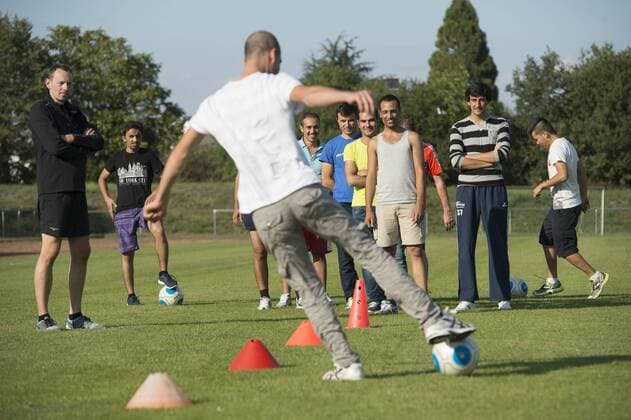 Kronau, DEU, 11.09.2015: Welcome Schnuppertraining fuer Fluechtlinge aus der Gemeinschaftsunterkunft -Bad Schoenborn-Kronau-. Sport verbindet - und das unabhaengig von Herkunft und Sprache, und Fussball ist der Mannschaftssport mit der groessten Integrationskraft ueberhaupt, da er praktisch ueberall auf der Welt gespielt wird. Mit diesen Worte haben die Trainern der Fussballvereine VfR Olympia Kronau, TSV Langenbruecken und TuS Mingolsheim die Fluuechtlinge aus der GU eingeladen auf dem Fussballplatz zu kommen auch mit dem Ziel den Grundstein fuer eine eigene Fluechtlingsmannschaft zu legen.