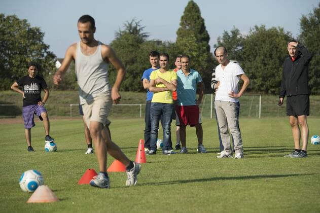 Kronau, DEU, 11.09.2015: Welcome Schnuppertraining fuer Fluechtlinge aus der Gemeinschaftsunterkunft -Bad Schoenborn-Kronau-. Sport verbindet - und das unabhaengig von Herkunft und Sprache, und Fussball ist der Mannschaftssport mit der groessten Integrationskraft ueberhaupt, da er praktisch ueberall auf der Welt gespielt wird. Mit diesen Worte haben die Trainern der Fussballvereine VfR Olympia Kronau, TSV Langenbruecken und TuS Mingolsheim die Fluuechtlinge aus der GU eingeladen auf dem Fussballplatz zu kommen auch mit dem Ziel den Grundstein fuer eine eigene Fluechtlingsmannschaft zu legen.