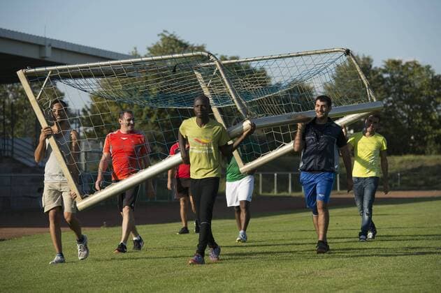Kronau, DEU, 11.09.2015: Welcome Schnuppertraining fuer Fluechtlinge aus der Gemeinschaftsunterkunft -Bad Schoenborn-Kronau-. Sport verbindet - und das unabhaengig von Herkunft und Sprache, und Fussball ist der Mannschaftssport mit der groessten Integrationskraft ueberhaupt, da er praktisch ueberall auf der Welt gespielt wird. Mit diesen Worte haben die Trainern der Fussballvereine VfR Olympia Kronau, TSV Langenbruecken und TuS Mingolsheim die Fluuechtlinge aus der GU eingeladen auf dem Fussballplatz zu kommen auch mit dem Ziel den Grundstein fuer eine eigene Fluechtlingsmannschaft zu legen.