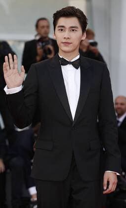 (150912) -- VENICE, Sept. 12, 2015 -- Actor Li Yifeng attends a premiere for the film Lao Pao Er (Mr. Six), during the 72nd Venice Film Festival at Lido island in Venice, Italy, Sept. 12, 2015. ) ITALY-VENICE-FILM-FESTIVAL-72ND-LAO PAO ER-PREMIERE YexPingfan 