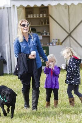 . 12 09 2015. Minchinhampton, United Kingdom. Whatley Manor International Horse Trials. Gatcombe Park. Autumn Phillips with her daughters Savannah and Isla.  xi-Imagesx IIM-11002-0005
