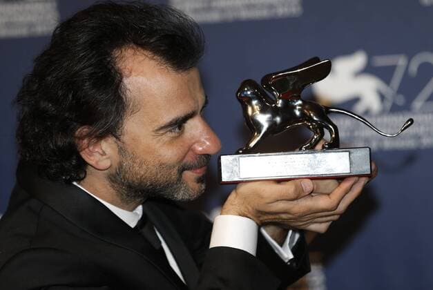 (150912) -- VENICE, Sept. 12, 2015 -- Argentinian director Pablo Trapero poses with the Silver Lion award for Best Director for his film El Clan , as he attends the award winners photocall during the 72nd Venice Film Festival, at the Lido of Venice, Italy, Sept. 12, 2015. ) ITALY-VENICE-FILM-FESTIVAL-72ND-AWARD-SILVER LION YexPingfan 
