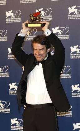 (150912) -- VENICE, Sept. 12, 2015 -- Venezuelan director Lorenzo Vigas holds the Golden Lion prize for his movie Desde Alla (From Afar), as he attends the award winners photocall during the 72nd Venice Film Festival, at the Lido of Venice, Italy, Sept. 12, 2015. ) ITALY-VENICE-FILM-FESTIVAL-72ND-AWARD-GOLDEN LION YexPingfan 