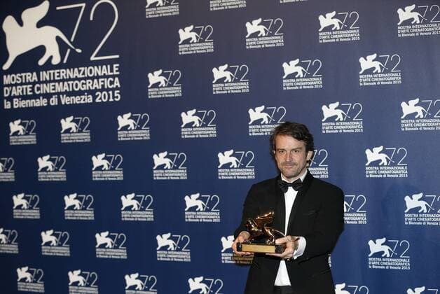 (150912) -- VENICE, Sept. 12, 2015 -- Venezuelan director Lorenzo Vigas holds the Golden Lion prize for his movie Desde Alla (From Afar), as he attends the award winners photocall during the 72nd Venice Film Festival, at the Lido of Venice, Italy, Sept. 12, 2015. ) ITALY-VENICE-FILM-FESTIVAL-72ND-AWARD-GOLDEN LION YexPingfan 