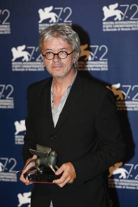 (150912) -- VENICE, Sept. 12, 2015 -- The director Christian Vincent poses with the Best Screenplay Award for the movie L Hermine , during the award winners photocall during the 72nd Venice Film Festival, at the Lido of Venice, Italy, Sept. 12, 2015. ) ITALY-VENICE-FILM-FESTIVAL-72ND-AWARD-BEST SCREENPLAY YexPingfan 