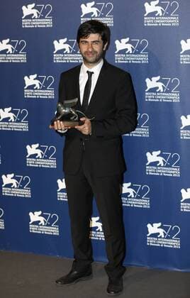 (150912) -- VENICE, Sept. 12, 2015 -- Director Emin Alper poses with the Special Jury Prize for the movie Abluka , as he attends the award winners photocall during the 72nd Venice Film Festival, at the Lido of Venice, Italy, Sept. 12, 2015. ) ITALY-VENICE-FILM-FESTIVAL-72ND-AWARD YexPingfan 
