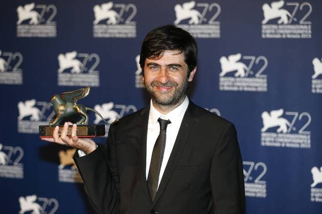 (150912) -- VENICE, Sept. 12, 2015 -- Director Emin Alper poses with the Special Jury Prize for the movie Abluka , as he attends the award winners photocall during the 72nd Venice Film Festival, at the Lido of Venice, Italy, Sept. 12, 2015. ) ITALY-VENICE-FILM-FESTIVAL-72ND-AWARD YexPingfan 