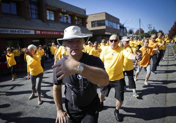 (150912) -- VANCOUVER, Sept. 12, 2015 -- Participants demonstrate Tai Chi together at a street in the Tai Chi awareness day event in Vancouver, Canada, Sept. 12, 2015. About 400 Tai Chi enthusiasts from west coast of Canada and the United States demonstrate Tai Chi all together to promote the art of Tai Chi exercise. ) (zjy) CANADA-VANCOUVER-TAI CHI LiangxSen 