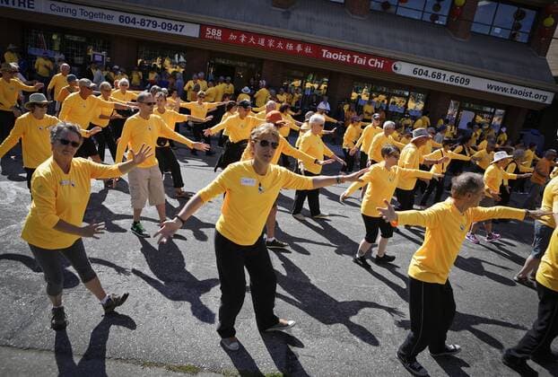 (150912) -- VANCOUVER, Sept. 12, 2015 -- Participants demonstrate Tai Chi together at a street in the Tai Chi awareness day event in Vancouver, Canada, Sept. 12, 2015. About 400 Tai Chi enthusiasts from west coast of Canada and the United States demonstrate Tai Chi all together to promote the art of Tai Chi exercise. ) (zjy) CANADA-VANCOUVER-TAI CHI LiangxSen 