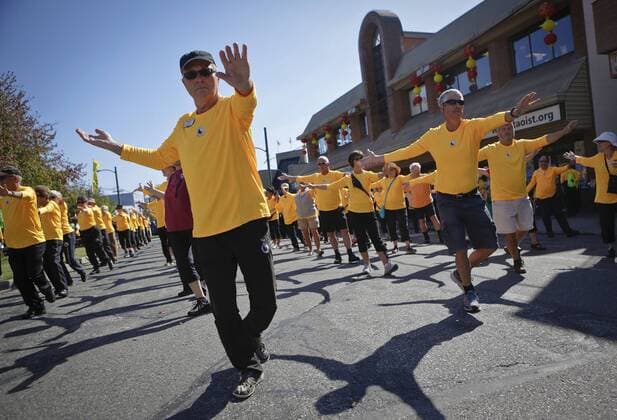 (150912) -- VANCOUVER, Sept. 12, 2015 -- Participants demonstrate Tai Chi together at a street in the Tai Chi awareness day event in Vancouver, Canada, Sept. 12, 2015. About 400 Tai Chi enthusiasts from west coast of Canada and the United States demonstrate Tai Chi all together to promote the art of Tai Chi exercise. ) (zjy) CANADA-VANCOUVER-TAI CHI LiangxSen 