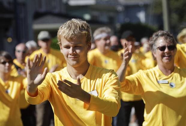 (150912) -- VANCOUVER, Sept. 12, 2015 -- Participants demonstrate Tai Chi together at a street in the Tai Chi awareness day event in Vancouver, Canada, Sept. 12, 2015. About 400 Tai Chi enthusiasts from west coast of Canada and the United States demonstrate Tai Chi all together to promote the art of Tai Chi exercise. ) (zjy) CANADA-VANCOUVER-TAI CHI LiangxSen 